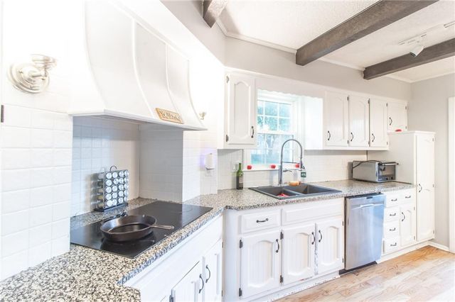 1139 NE Clubhouse Court, Lee's Summit, MO 64086