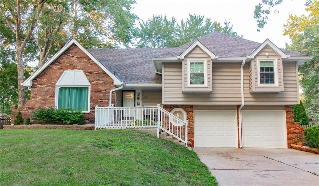 1139 NE Clubhouse Court, Lee's Summit, MO 64086