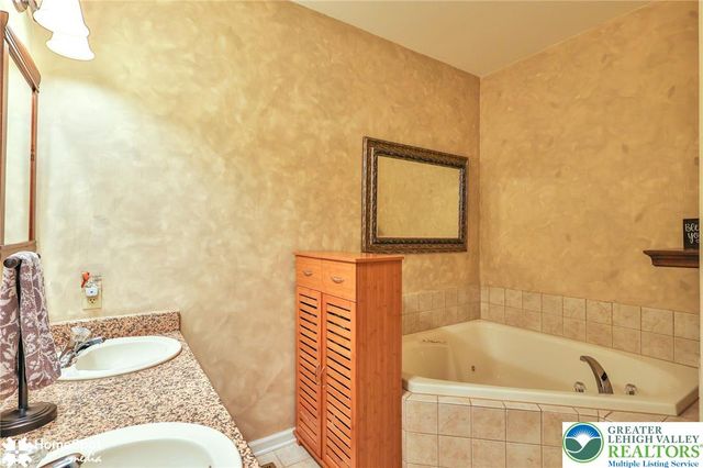10 Cobblestone Drive, Palmer Twp, PA 18045