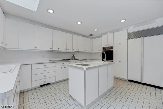 510 Hampton Hill Rd, Franklin Lakes Boro, NJ 07417