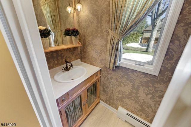 510 Hampton Hill Rd, Franklin Lakes Boro, NJ 07417