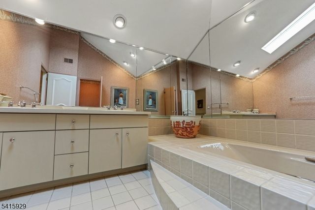 510 Hampton Hill Rd, Franklin Lakes Boro, NJ 07417