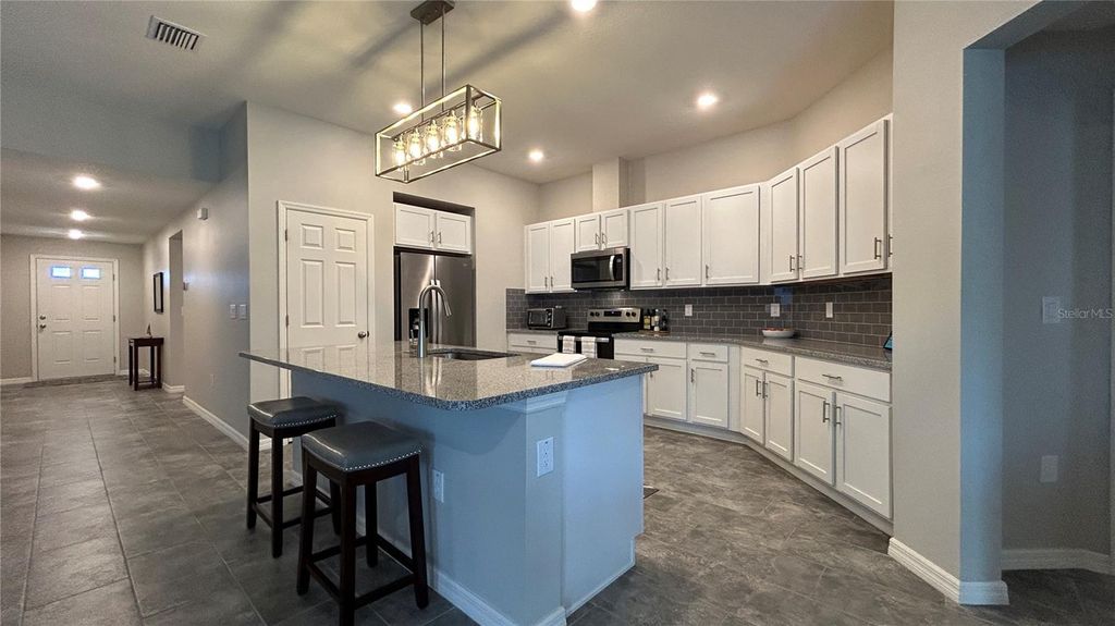 Image 4 of property listing at 9475 OAKLEAF HAMMOCK PLACE, Seffner, FL 33584