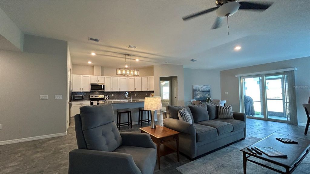 Image 6 of property listing at 9475 OAKLEAF HAMMOCK PLACE, Seffner, FL 33584