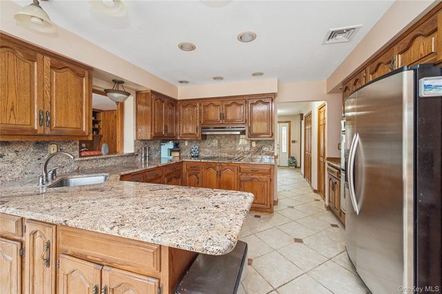 12 Briarwood Court, Head Of The Harbor, NY 11780