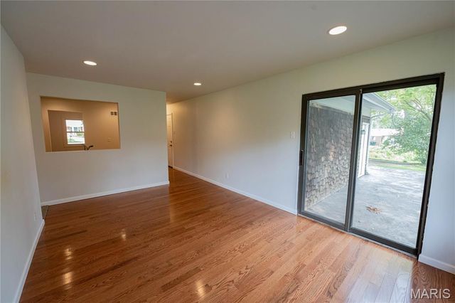 6903 Singingwood Lane, Oakville, MO 63129