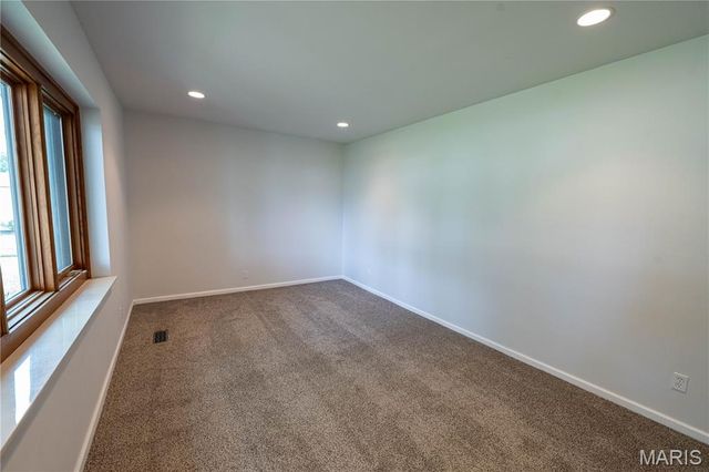 6903 Singingwood Lane, Oakville, MO 63129