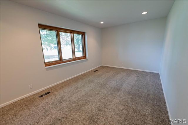 6903 Singingwood Lane, Oakville, MO 63129