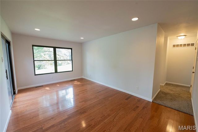 6903 Singingwood Lane, Oakville, MO 63129