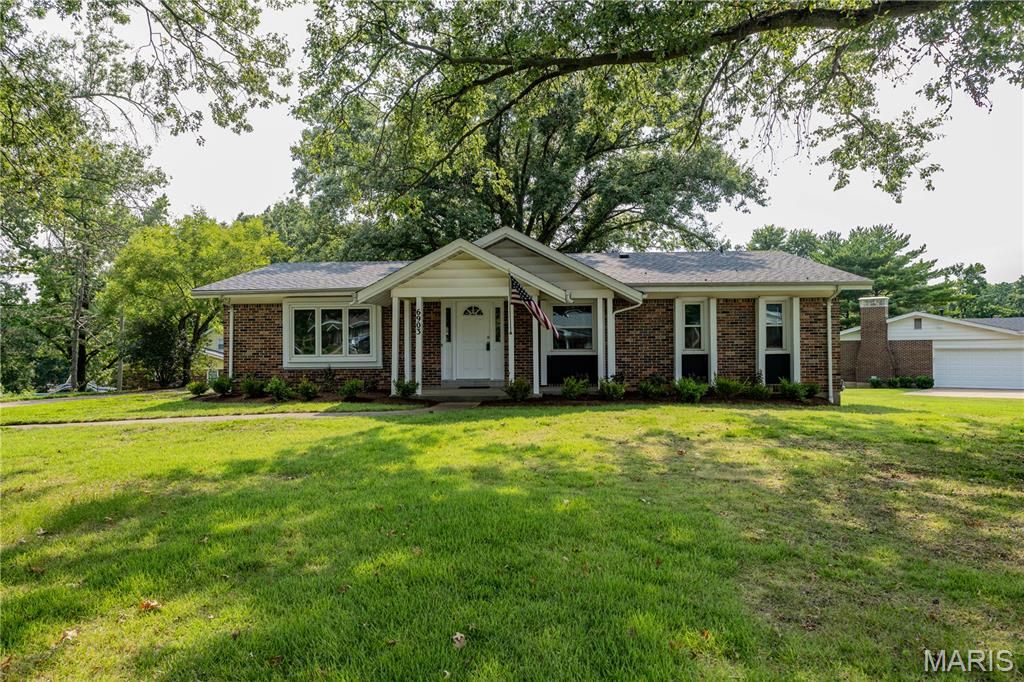 6903 Singingwood Lane, Oakville, MO 63129