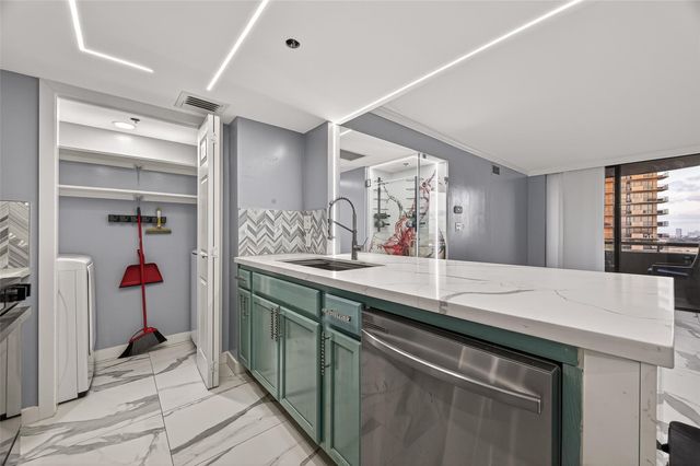 3525 Sage Road 1305, Houston, TX 77056