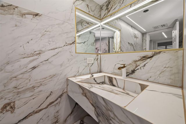 3525 Sage Road 1305, Houston, TX 77056