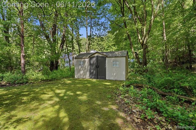 308 Nuthatch Road, Ortonville, MI 48462