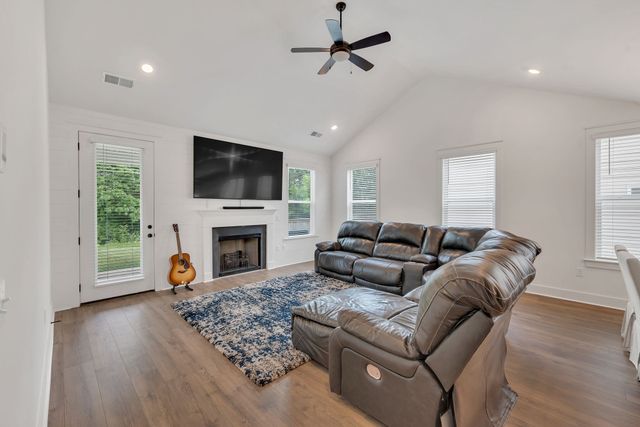 261 Cornice Dr, La Vergne, TN 37086