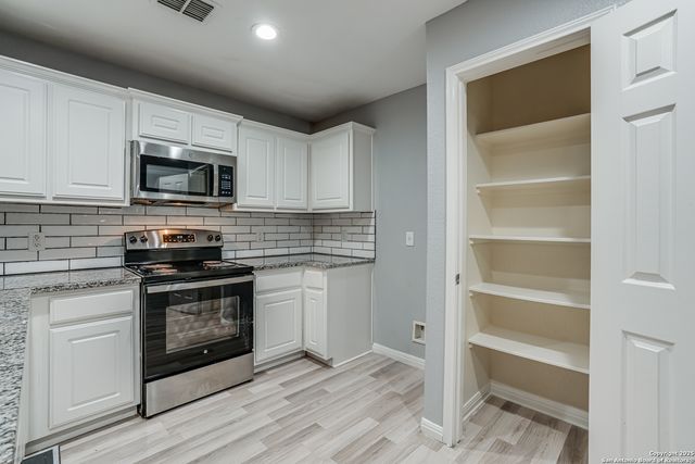 5719 HICKORY CYN, San Antonio, TX 78252