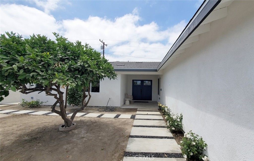 Image 2 of property listing at 4014 W Kent, Santa Ana, CA 92704