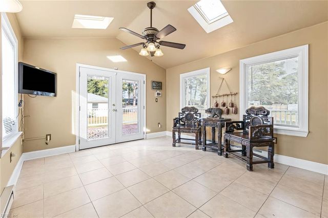 5720 Hawthorne LN, Portsmouth, VA 23703