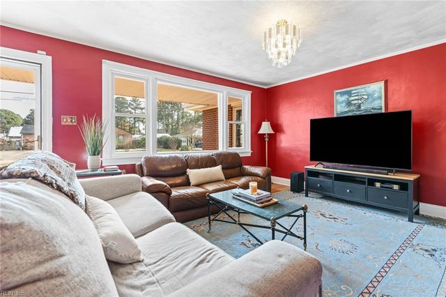 5720 Hawthorne LN, Portsmouth, VA 23703