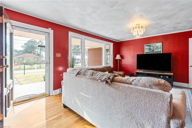 5720 Hawthorne LN, Portsmouth, VA 23703