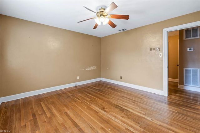 5720 Hawthorne LN, Portsmouth, VA 23703