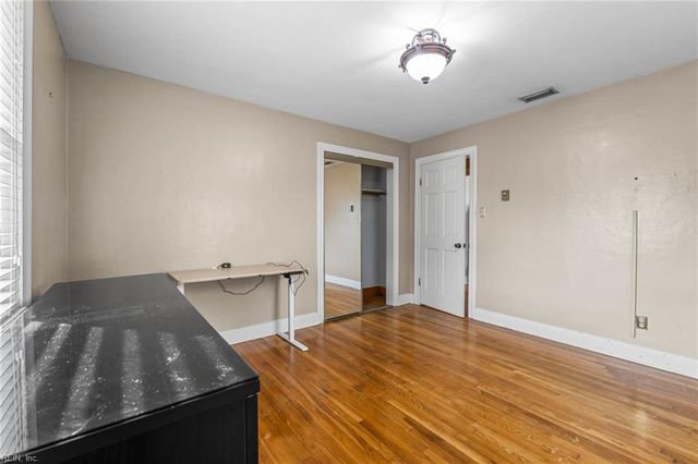 5720 Hawthorne LN, Portsmouth, VA 23703