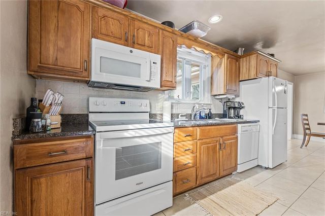 5720 Hawthorne LN, Portsmouth, VA 23703