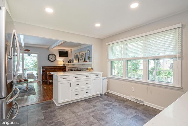 8 BRONDESBURY DR, Cherry Hill, NJ 08003