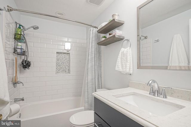 8 BRONDESBURY DR, Cherry Hill, NJ 08003