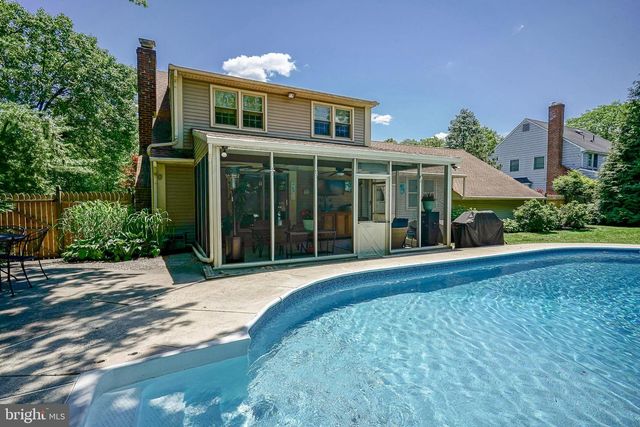 8 BRONDESBURY DR, Cherry Hill, NJ 08003