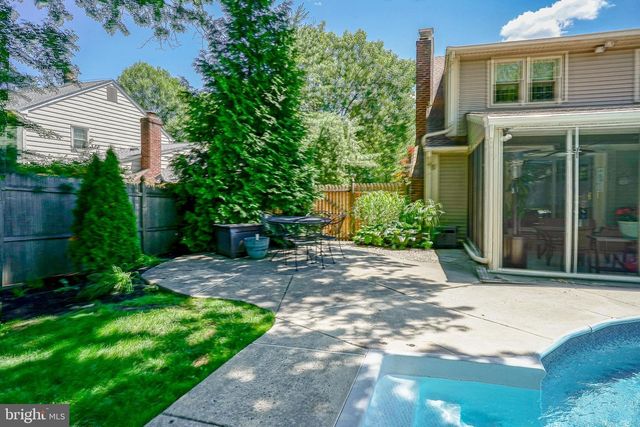 8 BRONDESBURY DR, Cherry Hill, NJ 08003