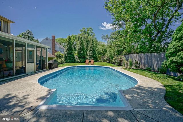 8 BRONDESBURY DR, Cherry Hill, NJ 08003