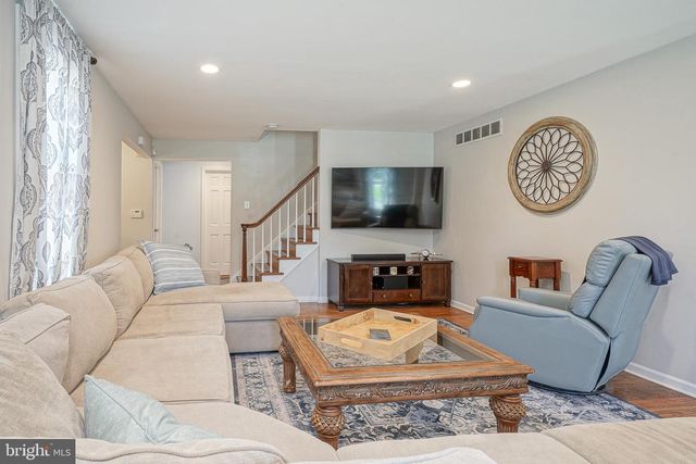 8 BRONDESBURY DR, Cherry Hill, NJ 08003