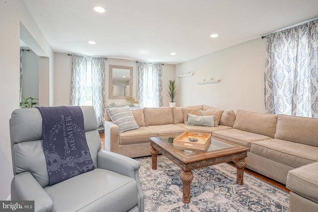 8 BRONDESBURY DR, Cherry Hill, NJ 08003