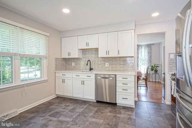 8 BRONDESBURY DR, Cherry Hill, NJ 08003