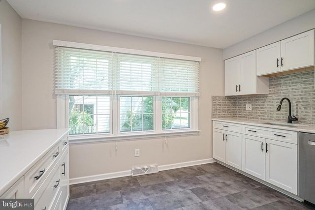 8 BRONDESBURY DR, Cherry Hill, NJ 08003