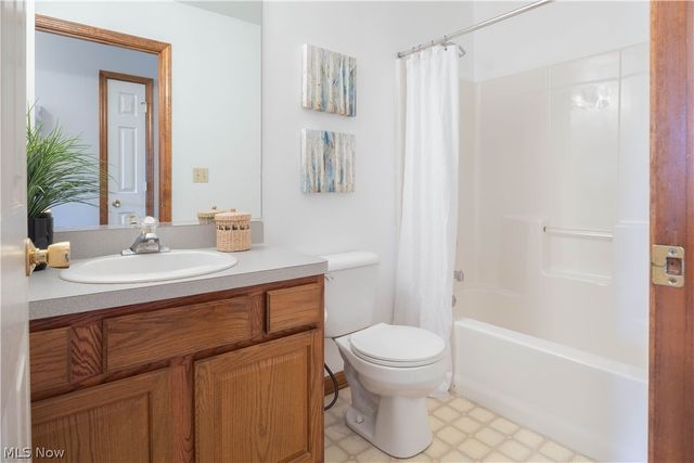 5727 Gateway Lane 1203, Brook Park, OH 44142