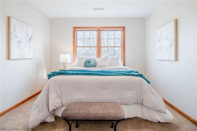 5727 Gateway Lane 1203, Brook Park, OH 44142