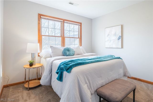 5727 Gateway Lane 1203, Brook Park, OH 44142