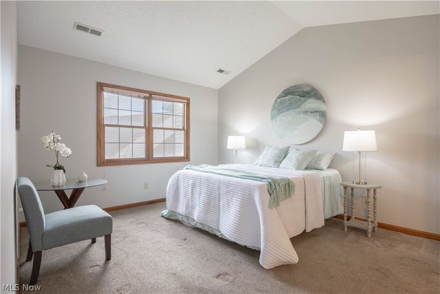 5727 Gateway Lane 1203, Brook Park, OH 44142