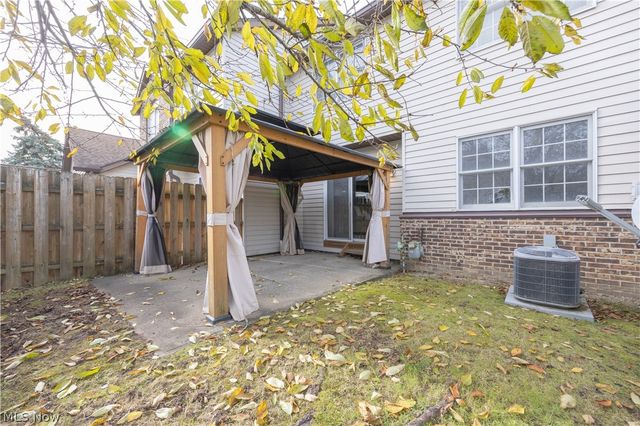 5727 Gateway Lane 1203, Brook Park, OH 44142