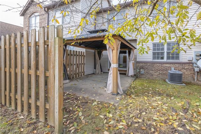 5727 Gateway Lane 1203, Brook Park, OH 44142