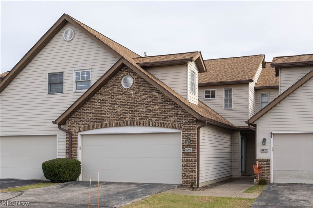 5727 Gateway Lane 1203, Brook Park, OH 44142