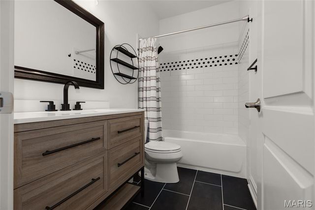 12951 Woodlark Lane, Town And Country, MO 63131