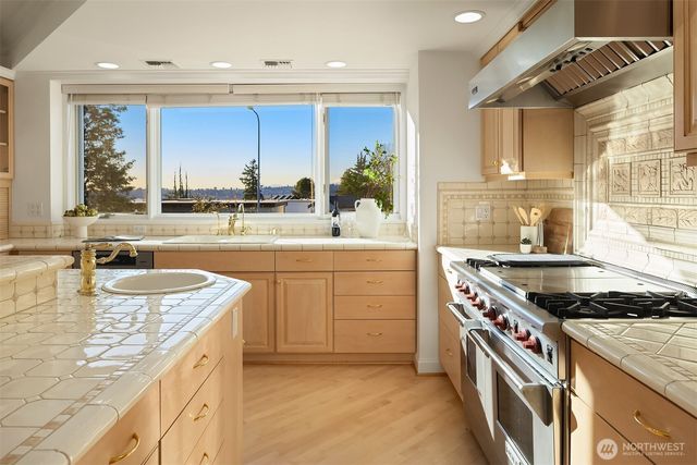 7 10th Avenue, Kirkland, WA 98033