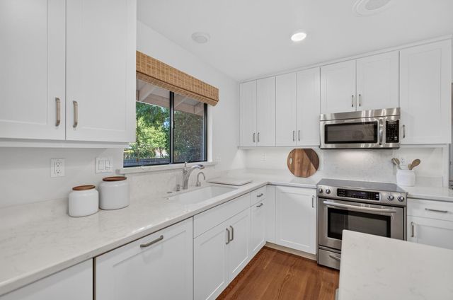1128 Commons Dr, Sacramento, CA 95825