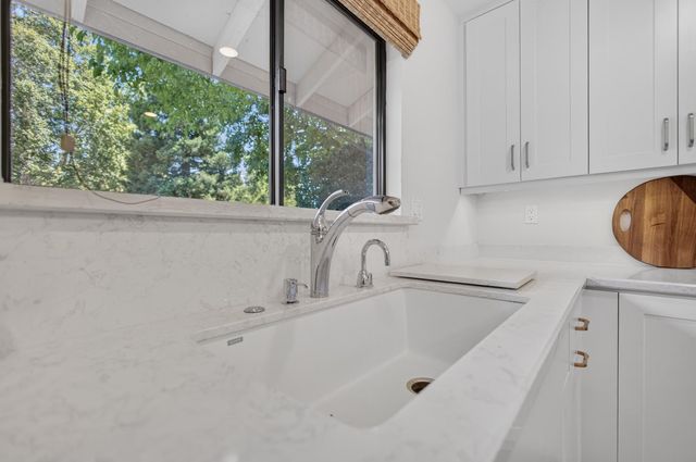 1128 Commons Dr, Sacramento, CA 95825