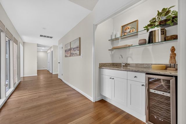 1128 Commons Dr, Sacramento, CA 95825