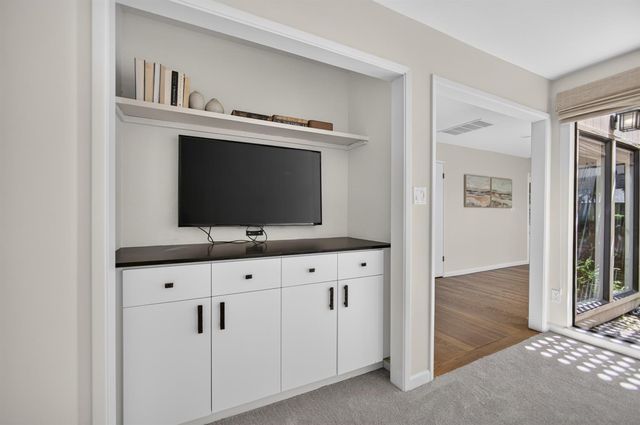 1128 Commons Dr, Sacramento, CA 95825
