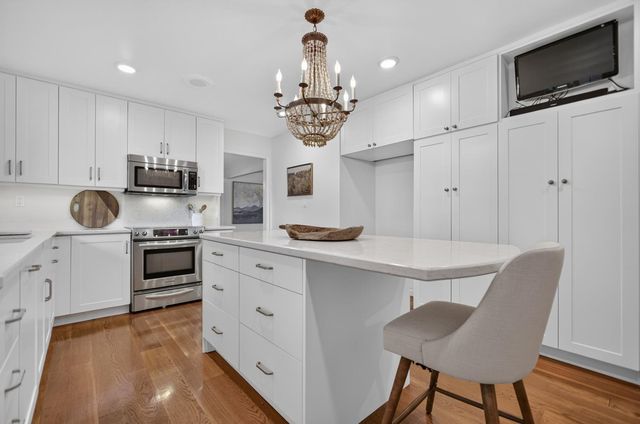 1128 Commons Dr, Sacramento, CA 95825