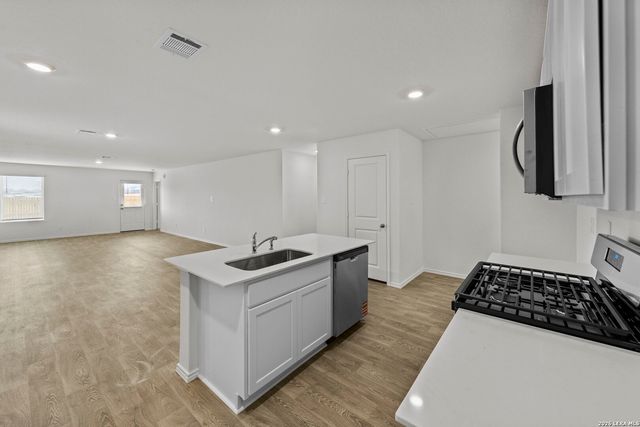 16075 Mahogany Way, Elmendorf, TX 78112